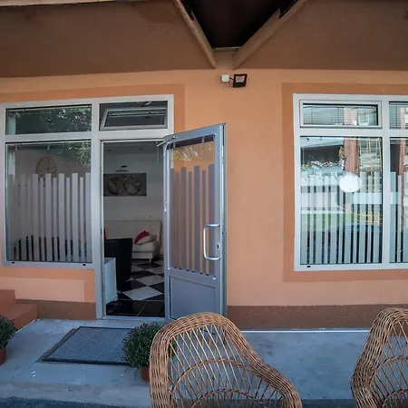 Apartman Hitno *